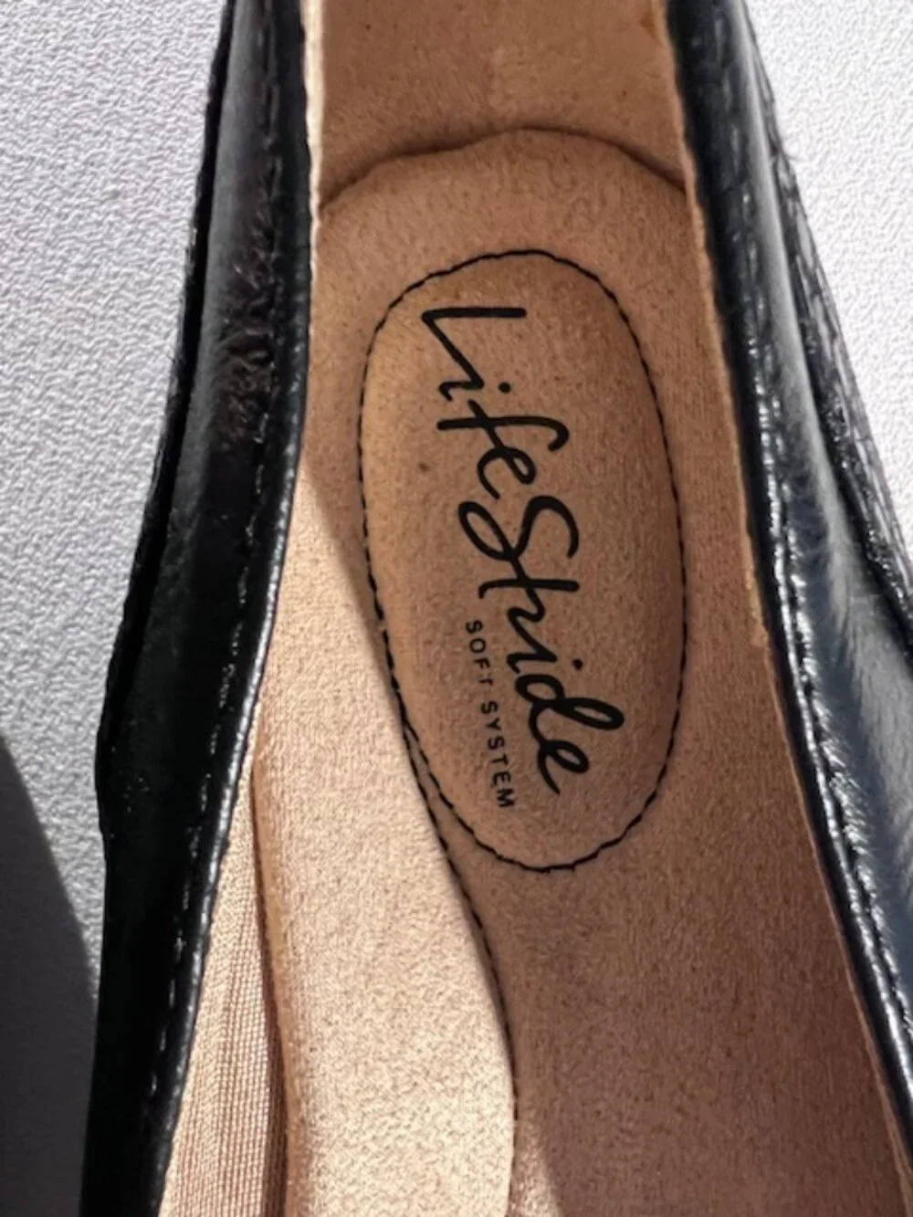 LIFESTRIDE black comfort Deja Vu flats slip-on sleek design cushioned insole SZ8